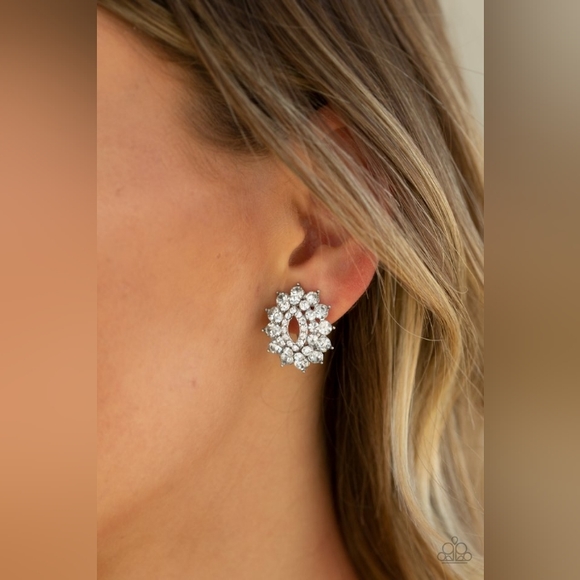 paparazzi Jewelry - 🚨4/$10 Elegant White Earring